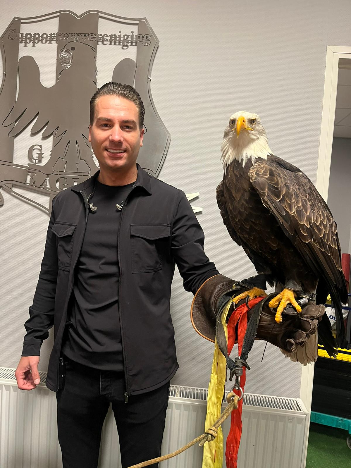 Jermaine Stuiver met een adelaar bij supportersvereniging Go Ahead Eagles
