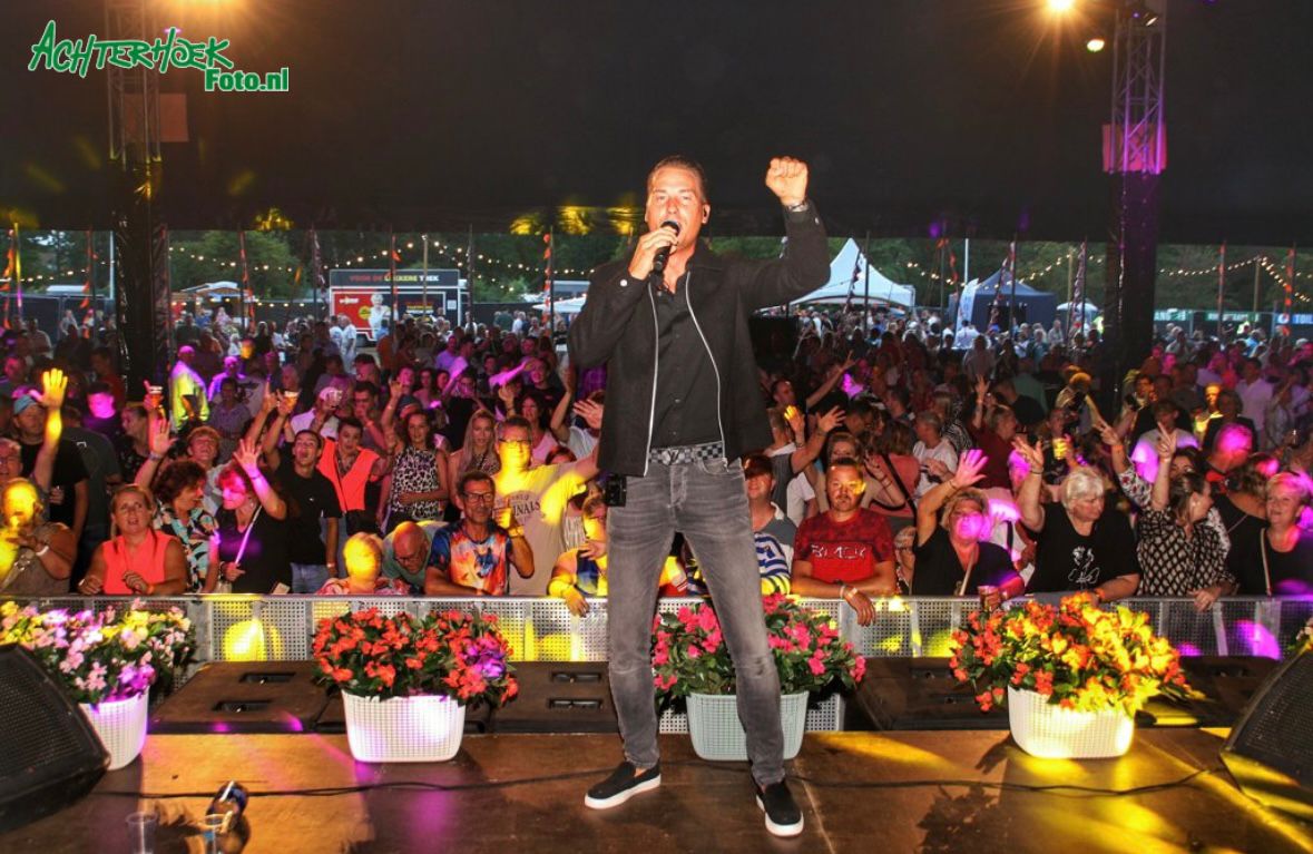 Jermaine Stuiver op een festivalpodium voor een enthousiast publiek