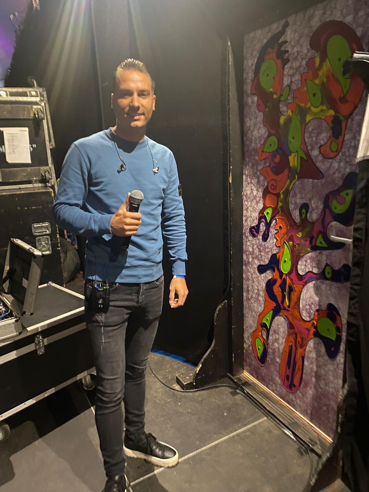 Jermaine Stuiver backstage met microfoon voor de opname van een videoclip