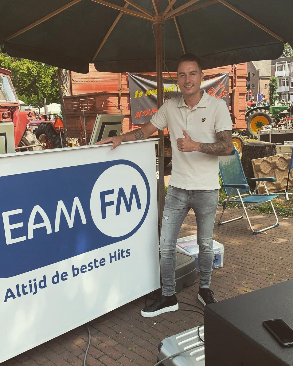 Jermaine Stuiver bij de stand van Team FM tijdens een buitenevenement