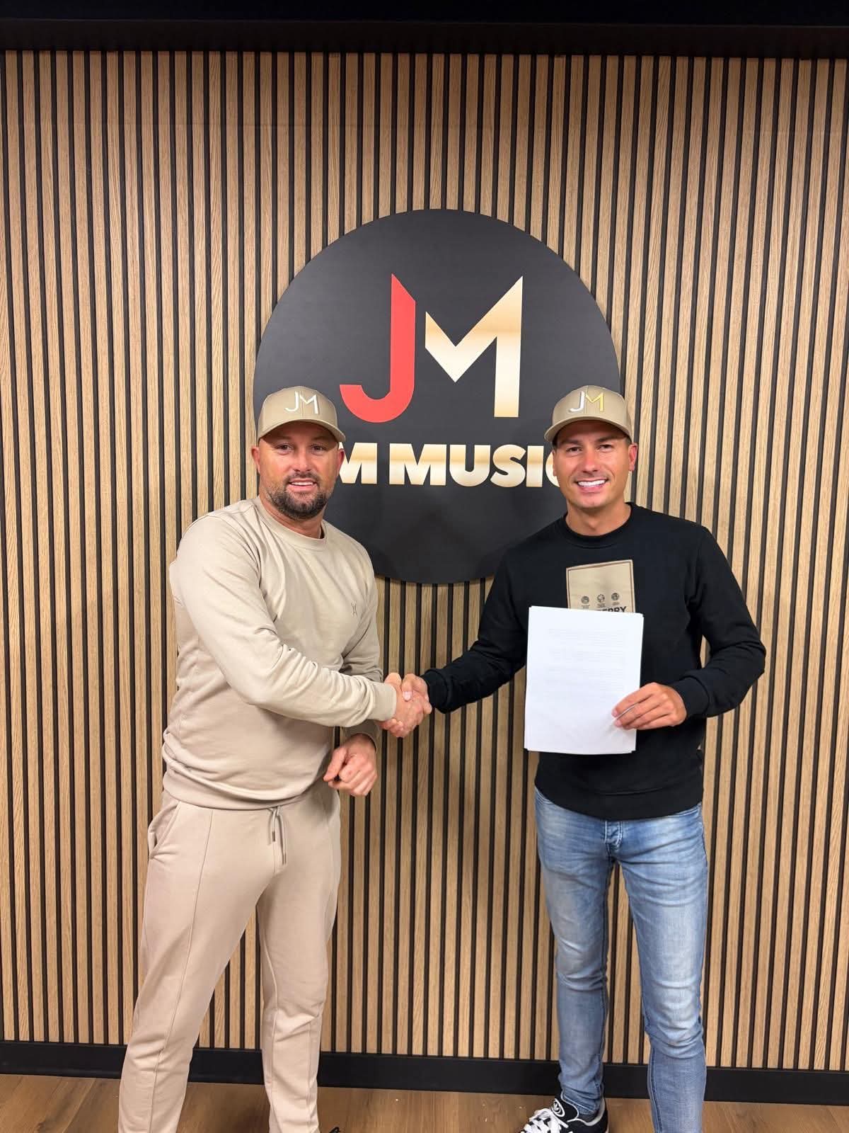 Jermaine Stuiver schudt handen bij JM Music na het tekenen van zijn platencontract