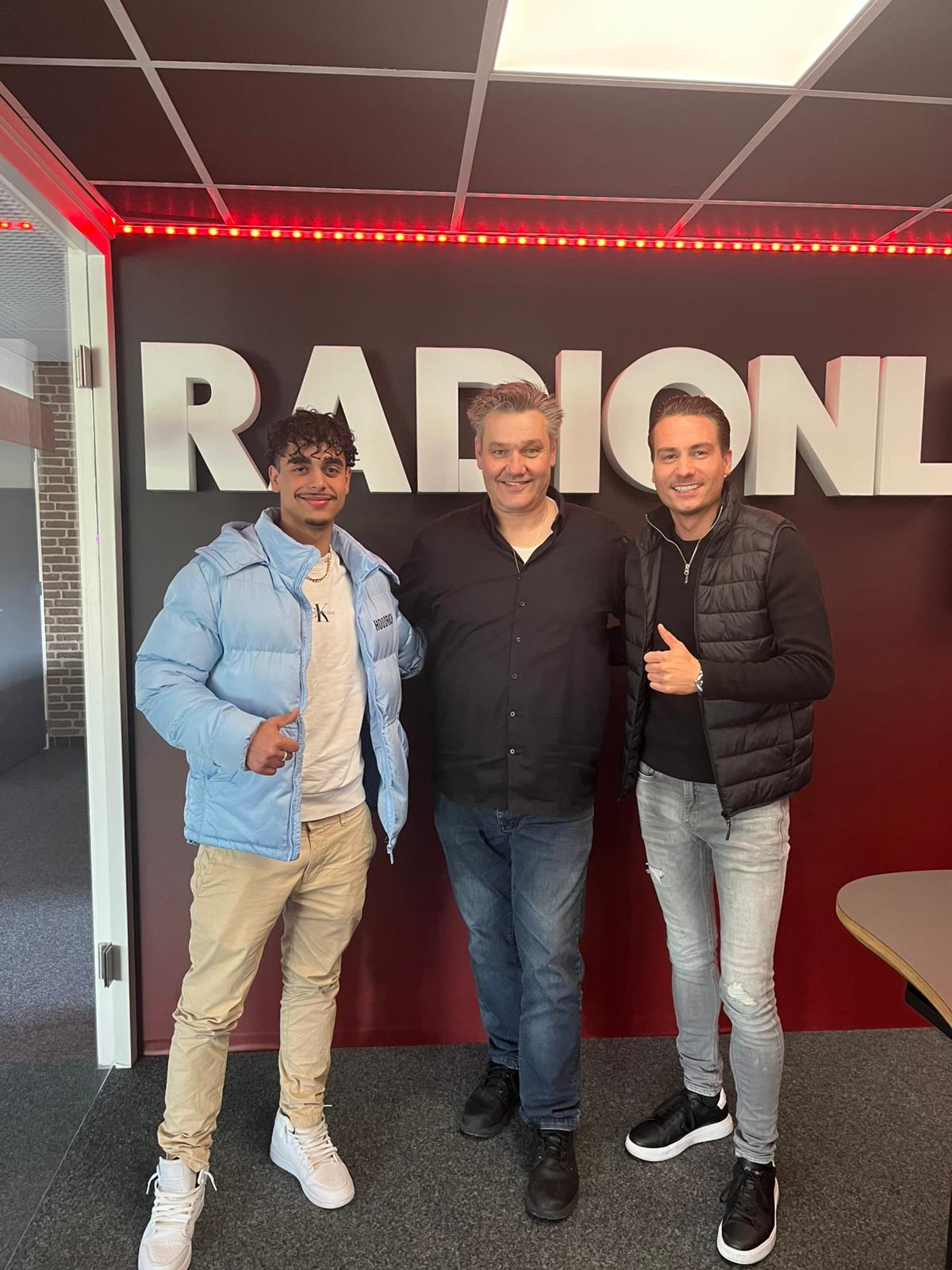 Jermaine Stuiver op bezoek bij de radiostudio van RADIONL
